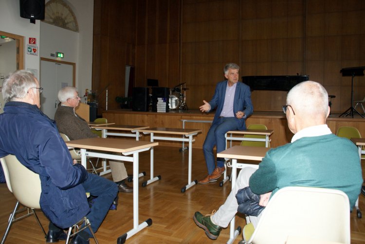 Treffen 50 Jahre nach dem Abitur am Moltke Gymnasium am Moltkeplatz