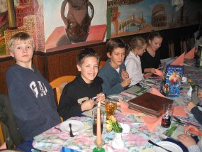 Pizzaessen der Klasse 5a